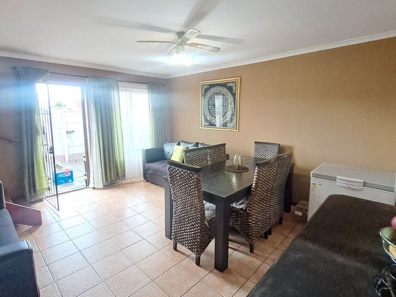 Modern 3 Bedroom Rylands Estate Apartment  - Photo 9