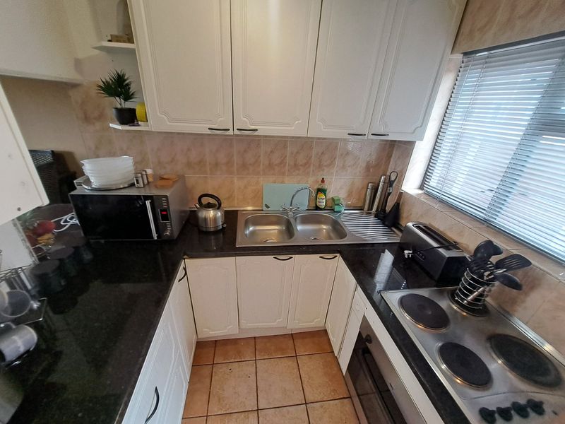 Modern 3 Bedroom Rylands Estate Apartment  - Photo 6