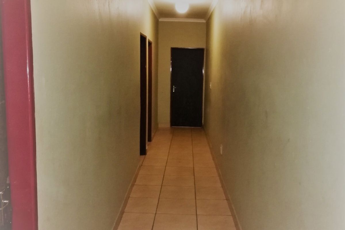 Perfect Investment Property - 13 bedroom house in Hursthill. Close to UJ,. Ideal for Student Accomodation  - Photo 5