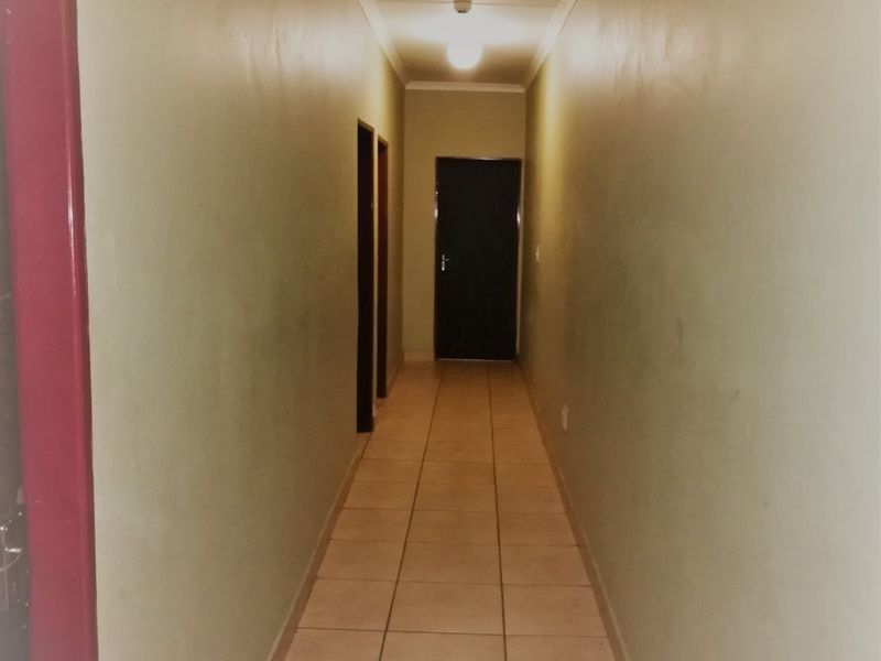 Perfect Investment Property - 13 bedroom house in Hursthill. Close to UJ,. Ideal for Student Accomodation  - Photo 5