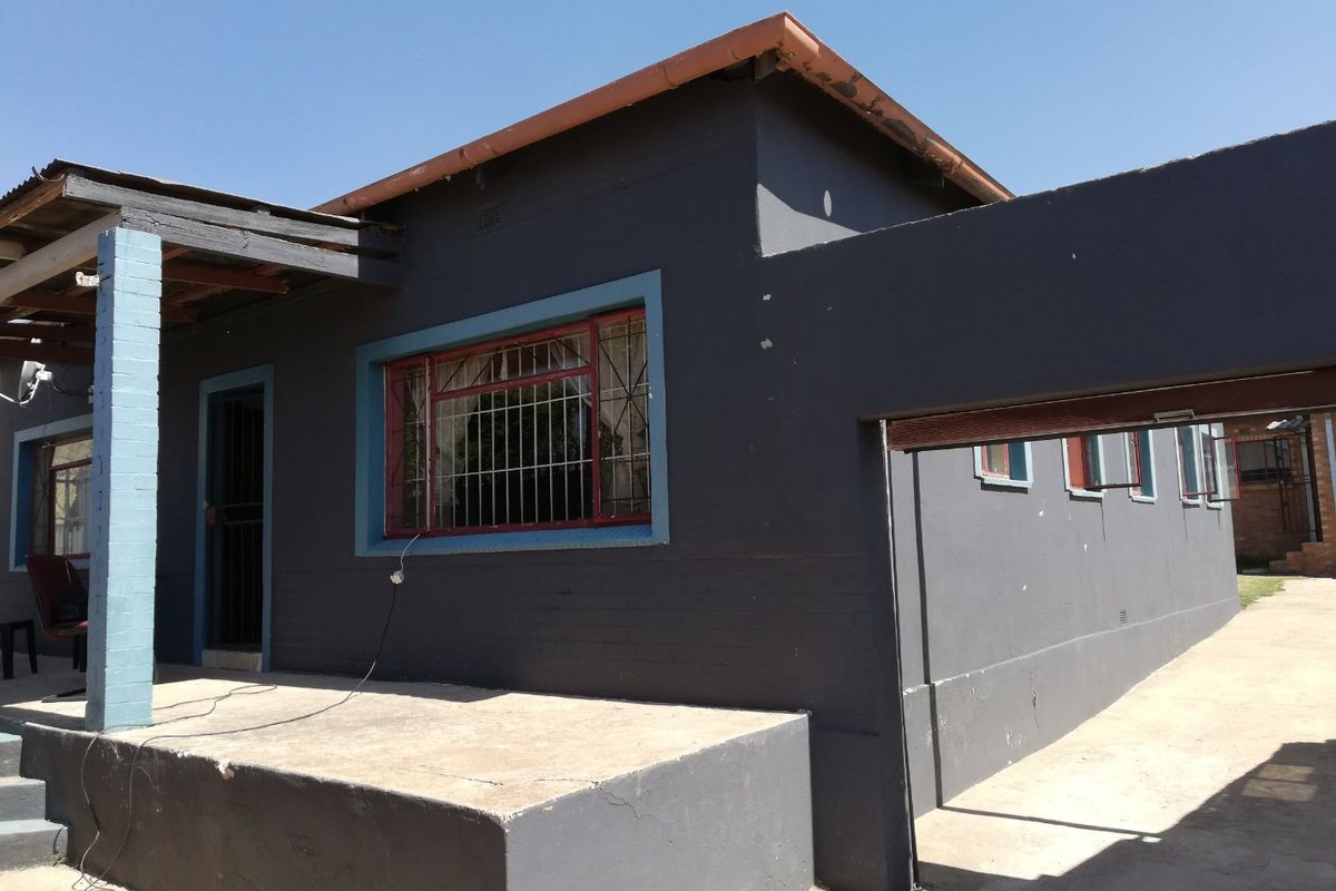 Perfect Investment Property - 13 bedroom house in Hursthill. Close to UJ,. Ideal for Student Accomodation  - Photo 2