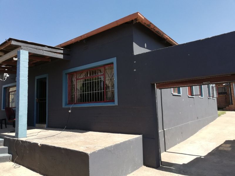 Perfect Investment Property - 13 bedroom house in Hursthill. Close to UJ,. Ideal for Student Accomodation  - Photo 2
