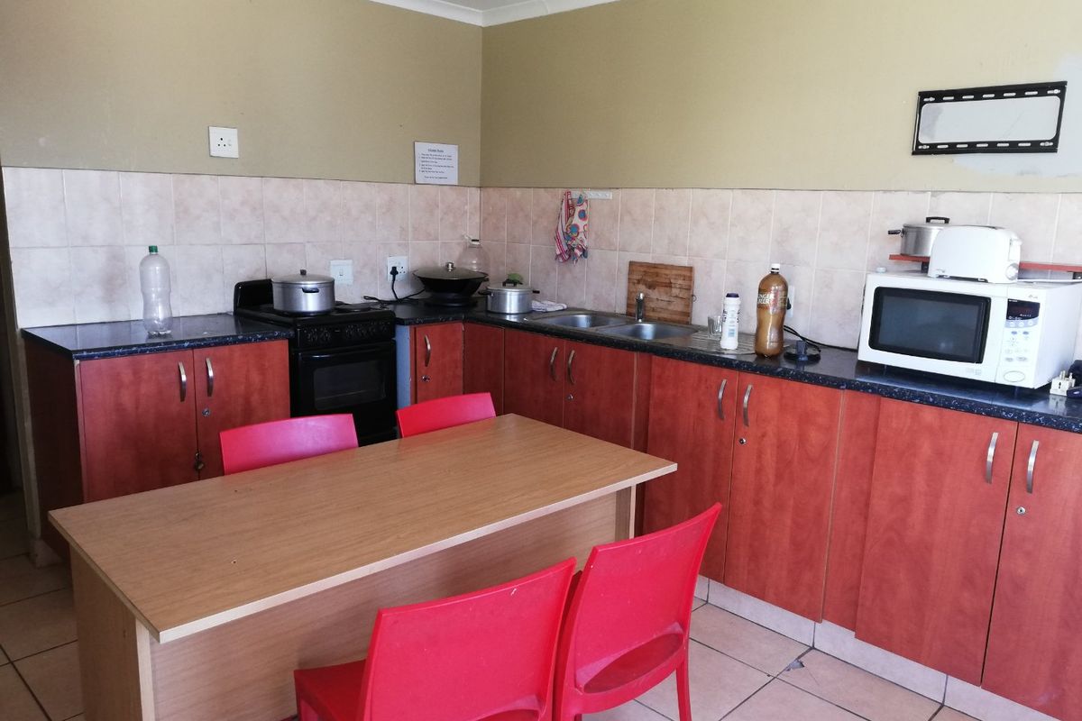 Perfect Investment Property - 13 bedroom house in Hursthill. Close to UJ,. Ideal for Student Accomodation  - Photo 3