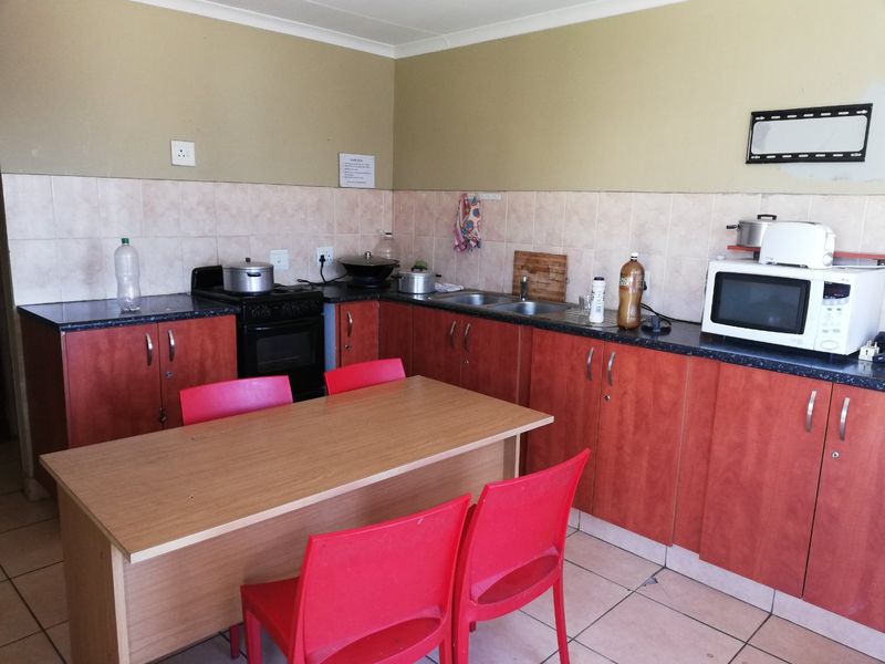 Perfect Investment Property - 13 bedroom house in Hursthill. Close to UJ,. Ideal for Student Accomodation  - Photo 3