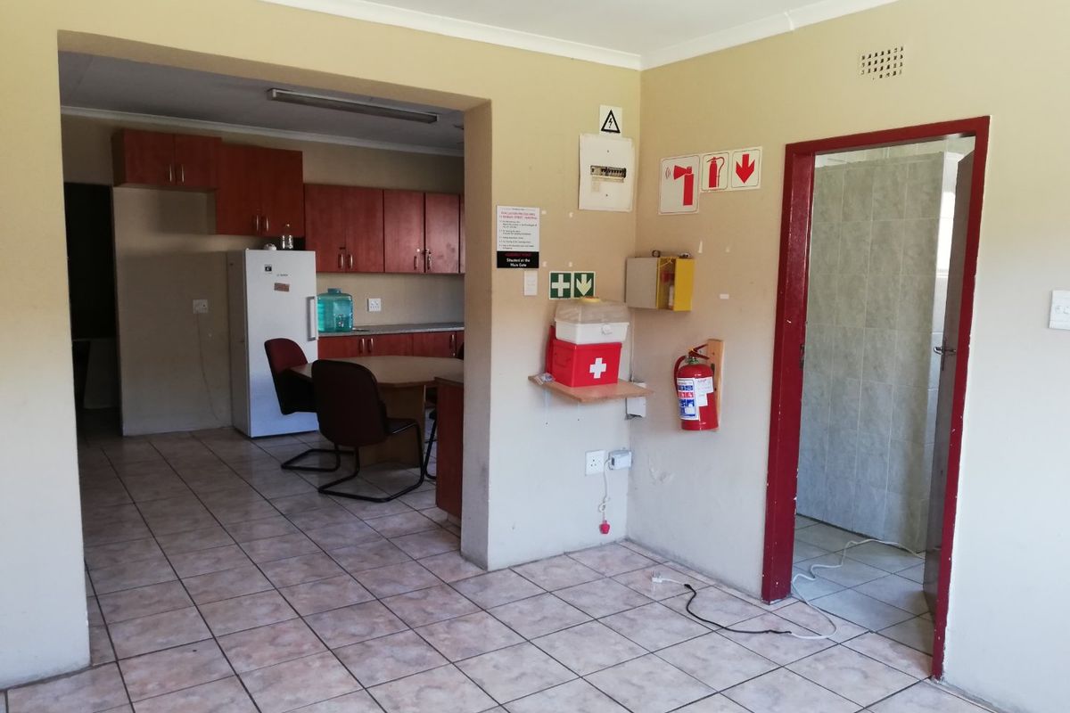 Perfect Investment Property - 13 bedroom house in Hursthill. Close to UJ,. Ideal for Student Accomodation  - Photo 4