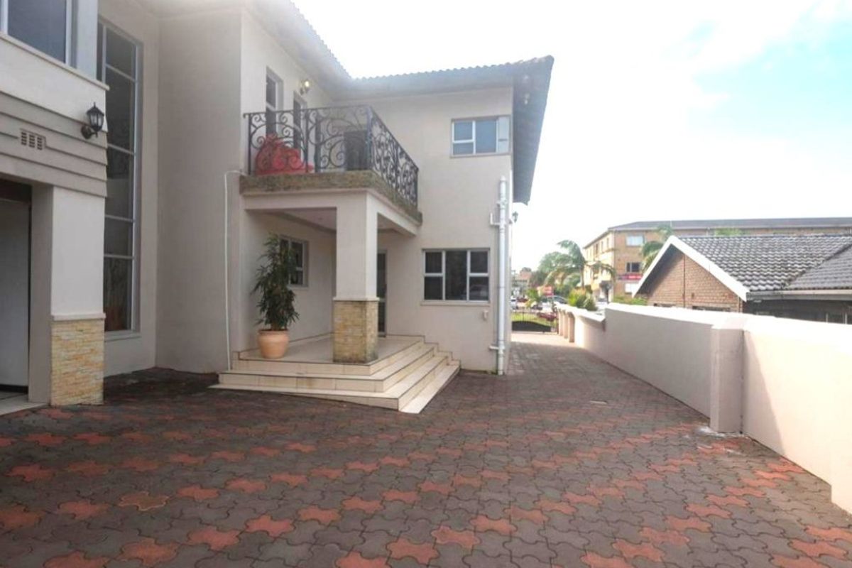 Ultra Modern high End House OR Lucrative B & B Opportunity - Photo 4