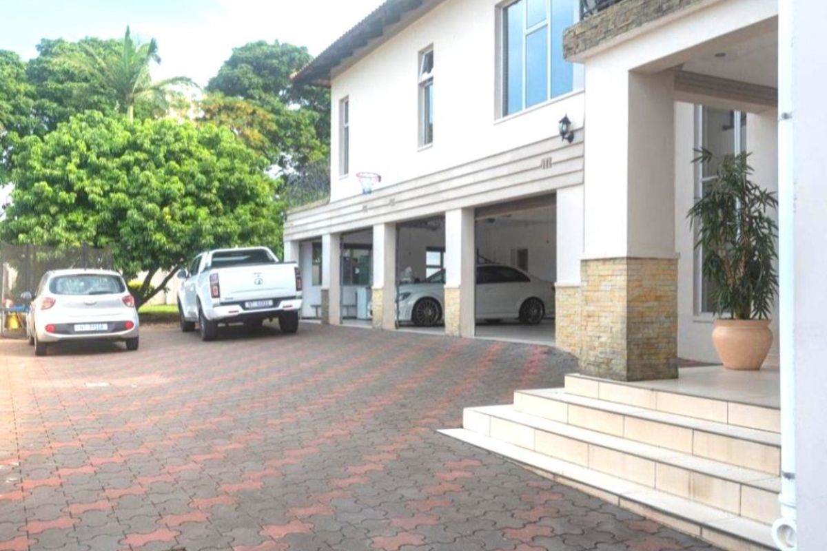 Ultra Modern high End House OR Lucrative B & B Opportunity - Photo 2