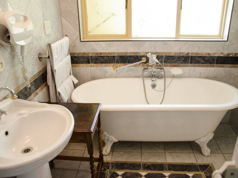 8 En-suite Bedroomed House For Sale. Colonial Style. Zoning: Guesthouse/Residential  - Photo 9