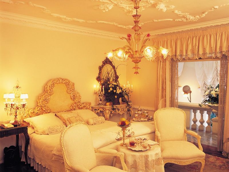 8 En-suite Bedroomed House For Sale. Colonial Style. Zoning: Guesthouse/Residential  - Photo 10