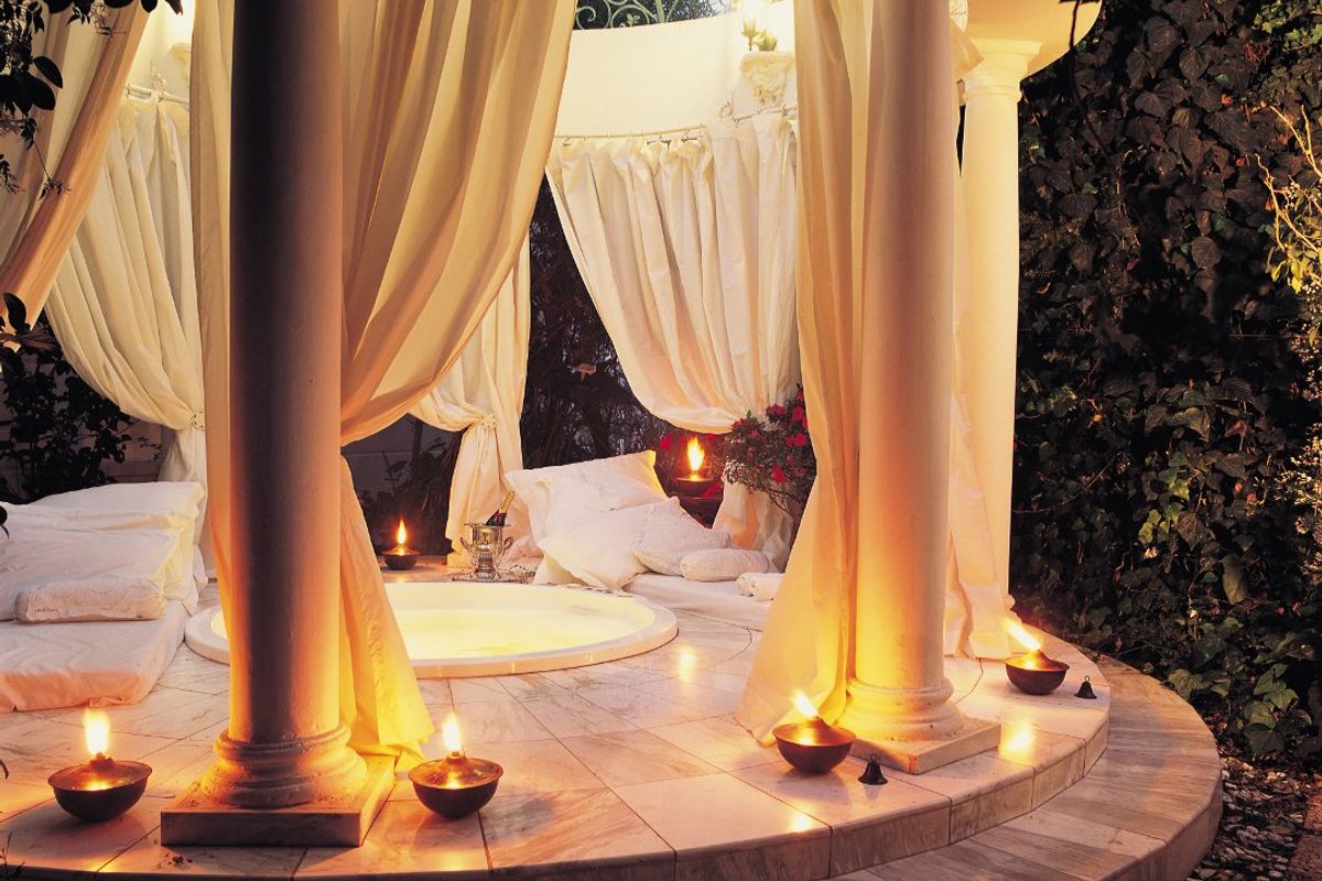 8 En-suite Bedroomed House For Sale. Colonial Style. Zoning: Guesthouse/Residential  - Photo 5