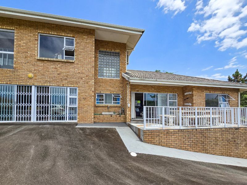 Fully Furnished !! Low-Maintenance Face Brick Home With Sea Views !! - Photo 2