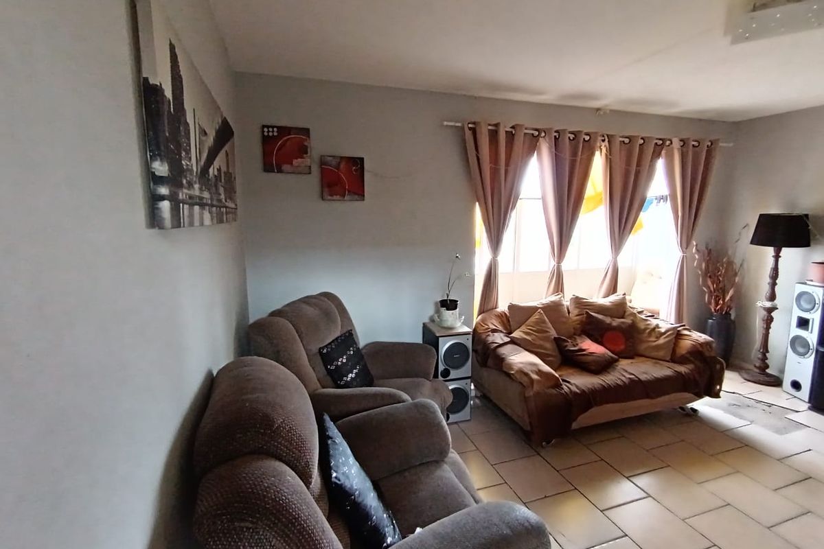 NO CONVEYENCER COSTS! Spacious 3 Beds Apartment - Photo 3