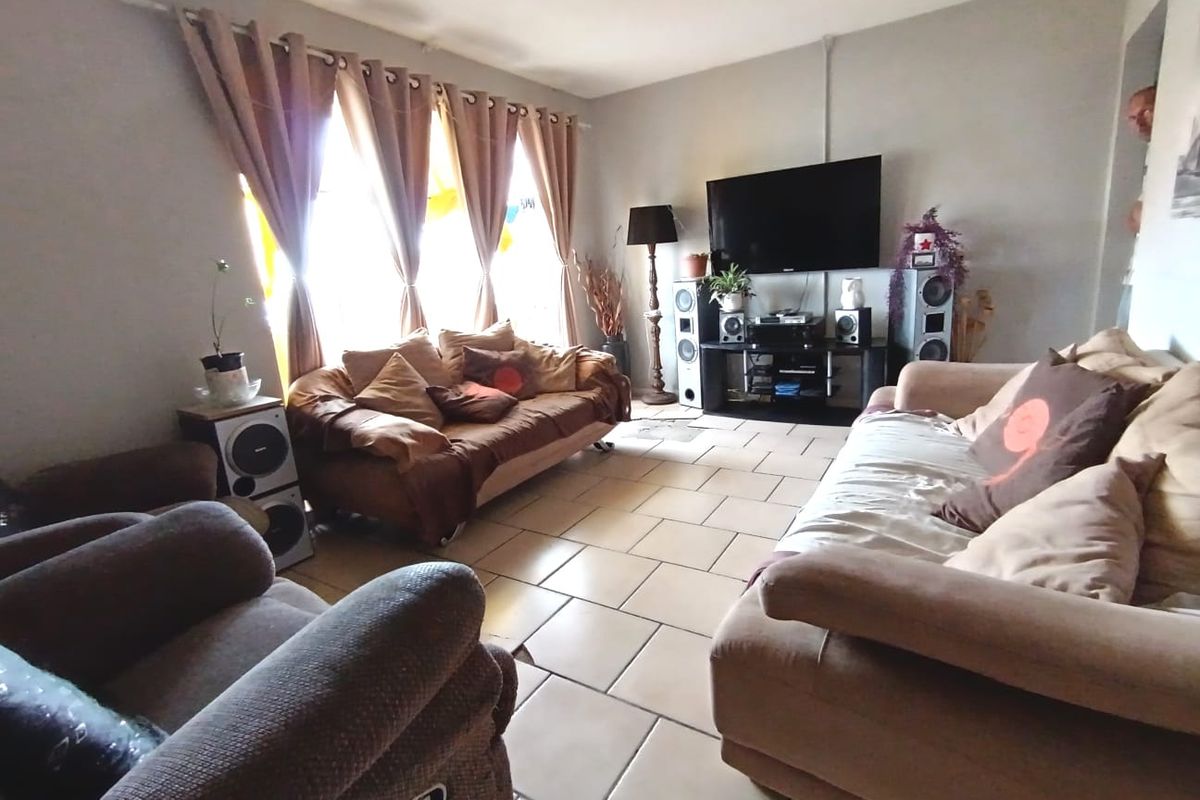 NO CONVEYENCER COSTS! Spacious 3 Beds Apartment - Photo 2