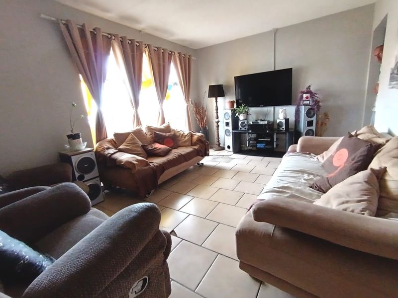 NO CONVEYENCER COSTS! Spacious 3 Beds Apartment - Photo 2