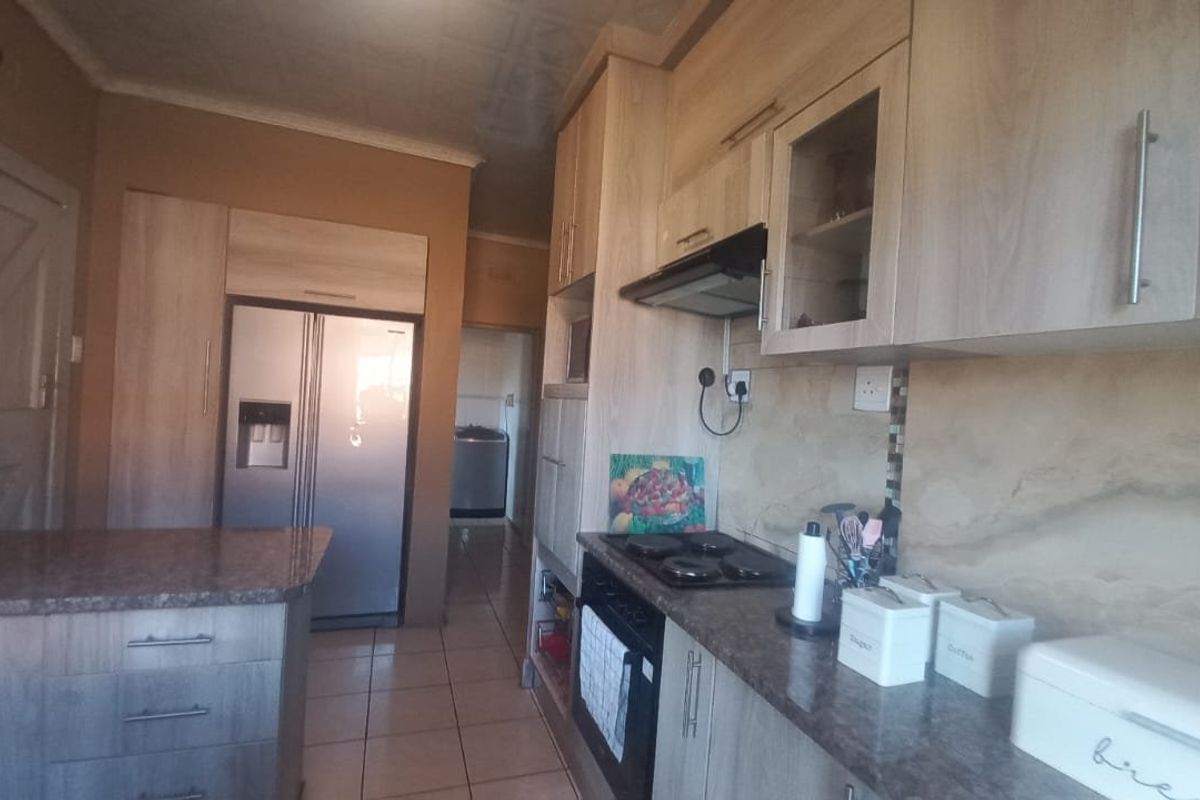 Beautiful, renovated 3 bedroom house for sale with a flatlet in Buitesig, Bloemfontein - Photo 5