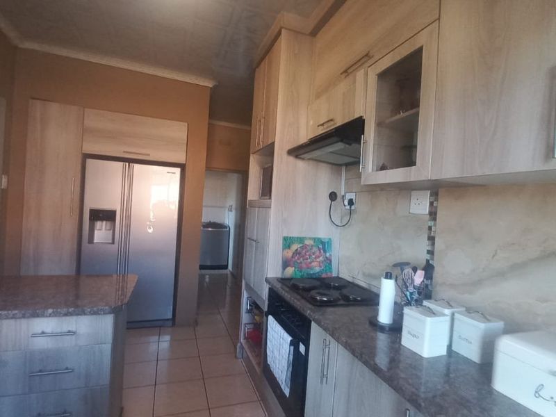 Beautiful, renovated 3 bedroom house for sale with a flatlet in Buitesig, Bloemfontein - Photo 5