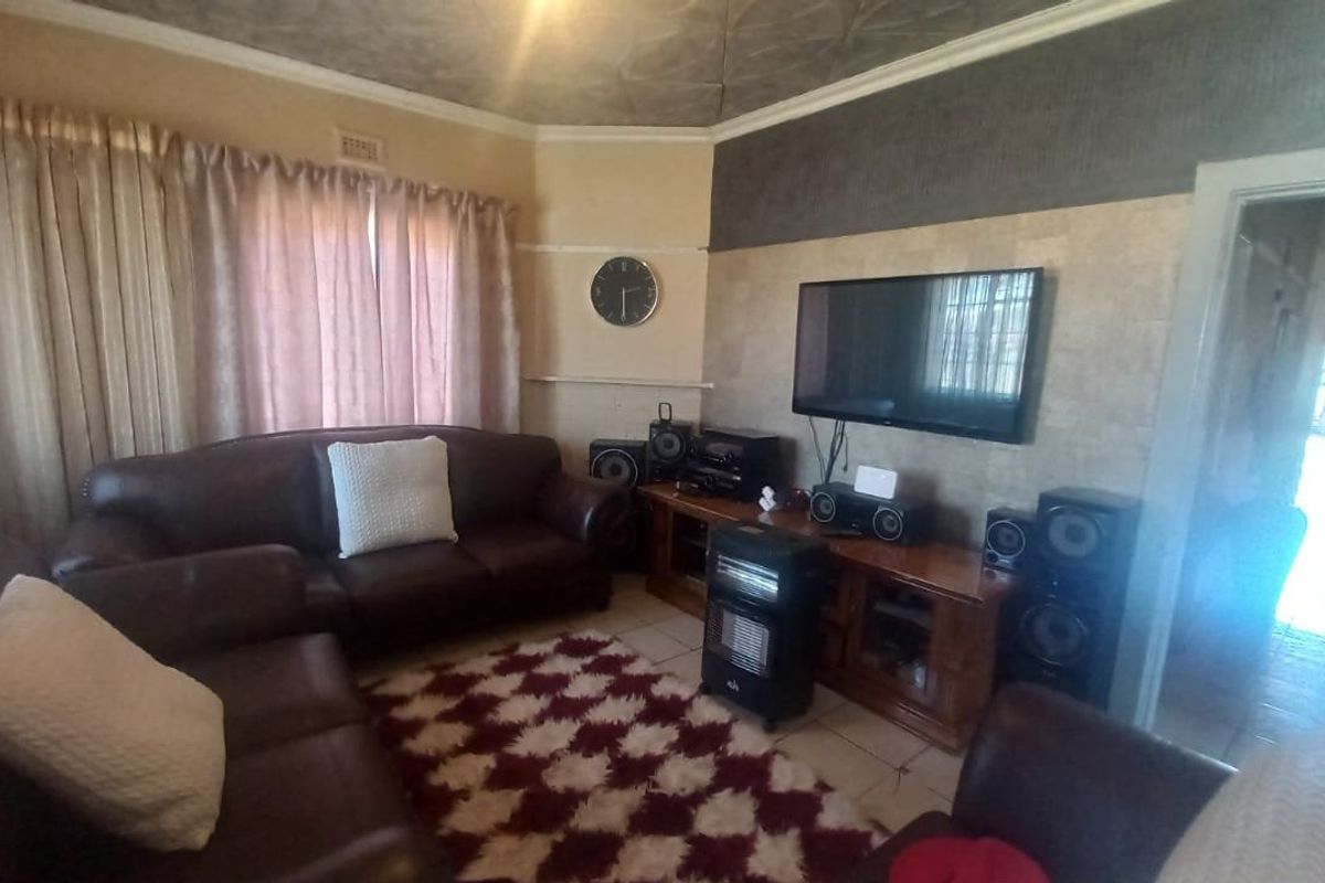Beautiful, renovated 3 bedroom house for sale with a flatlet in Buitesig, Bloemfontein - Photo 3