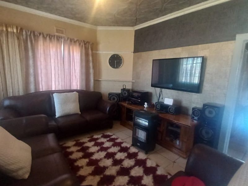Beautiful, renovated 3 bedroom house for sale with a flatlet in Buitesig, Bloemfontein - Photo 3