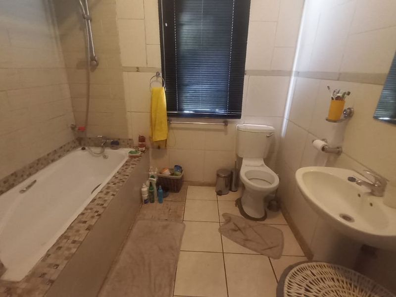 Beautiful, renovated 3 bedroom house for sale with a flatlet in Buitesig, Bloemfontein - Photo 10