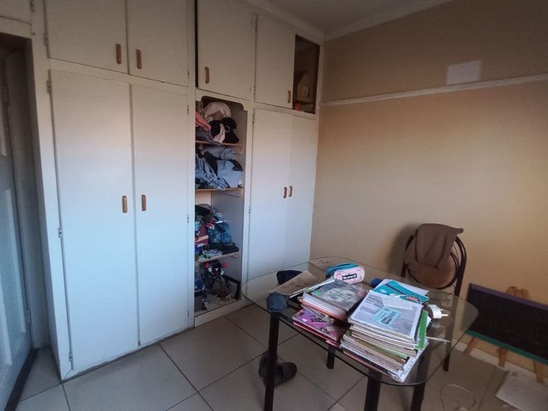 Beautiful, renovated 3 bedroom house for sale with a flatlet in Buitesig, Bloemfontein - Photo 9