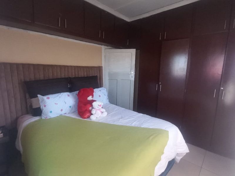Beautiful, renovated 3 bedroom house for sale with a flatlet in Buitesig, Bloemfontein - Photo 6