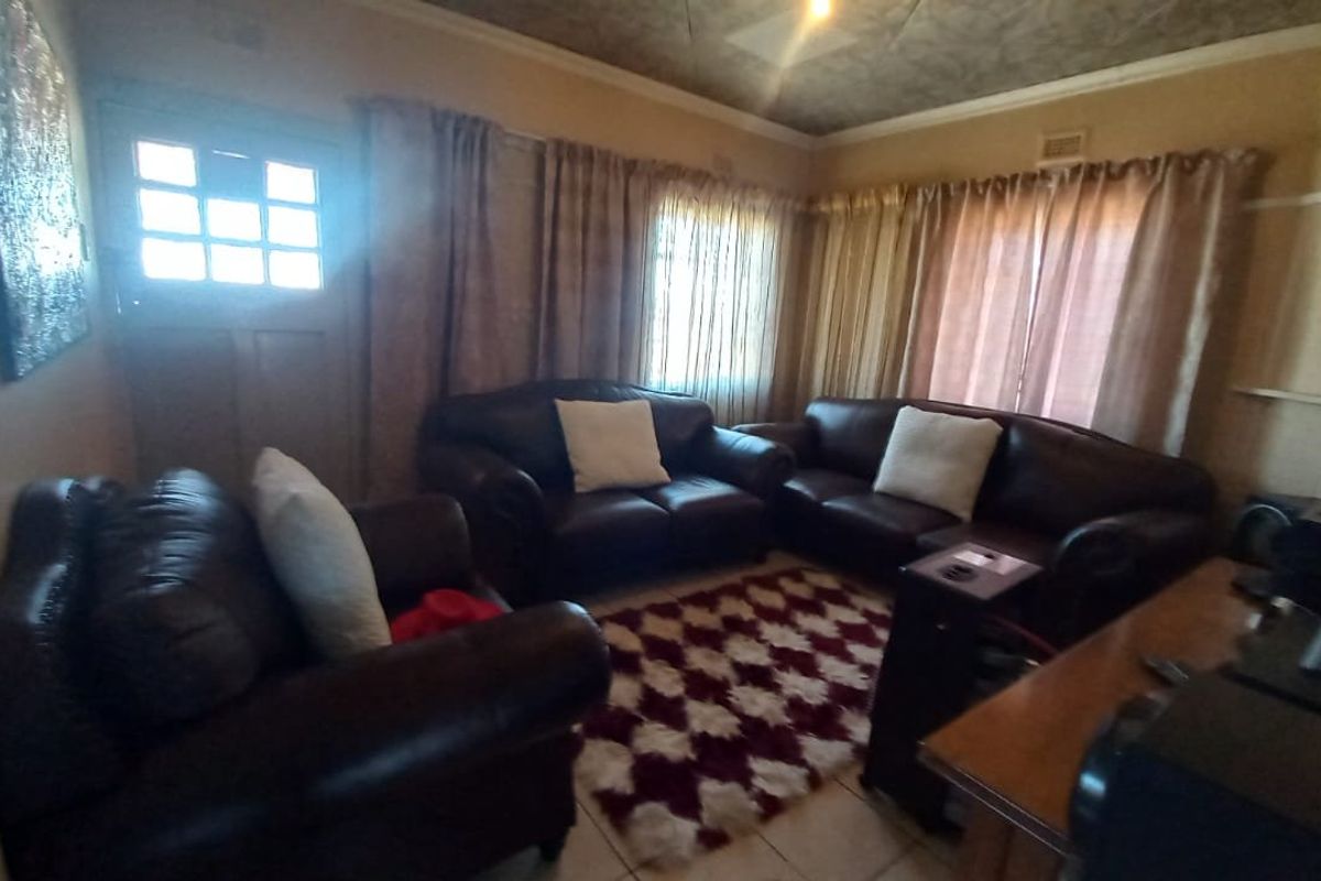 Beautiful, renovated 3 bedroom house for sale with a flatlet in Buitesig, Bloemfontein - Photo 4