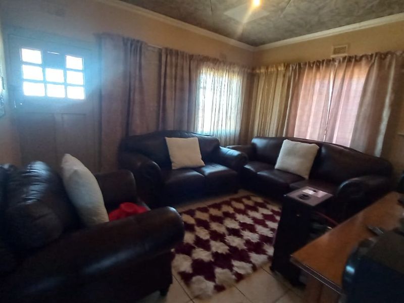 Beautiful, renovated 3 bedroom house for sale with a flatlet in Buitesig, Bloemfontein - Photo 4