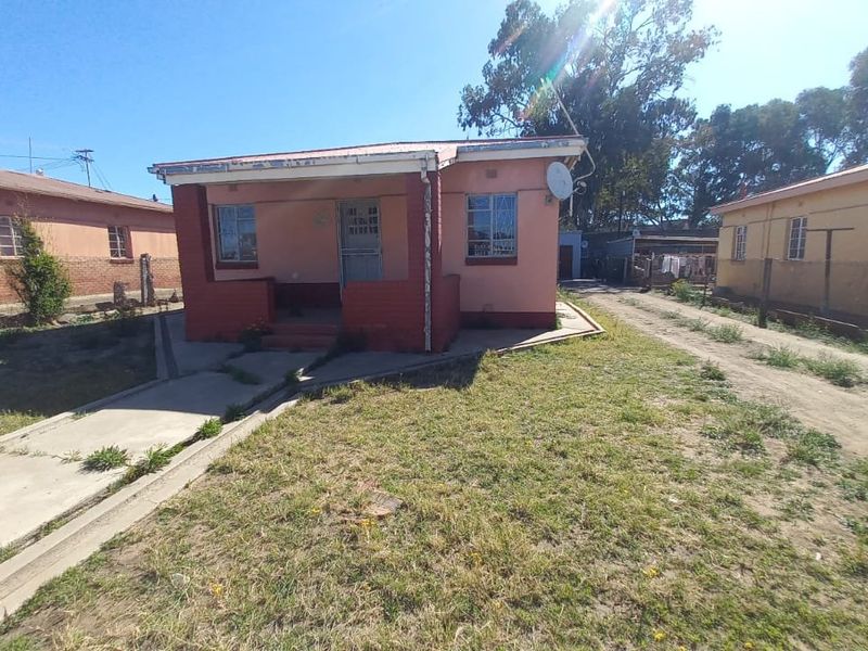 Beautiful, renovated 3 bedroom house for sale with a flatlet in Buitesig, Bloemfontein - Photo 2