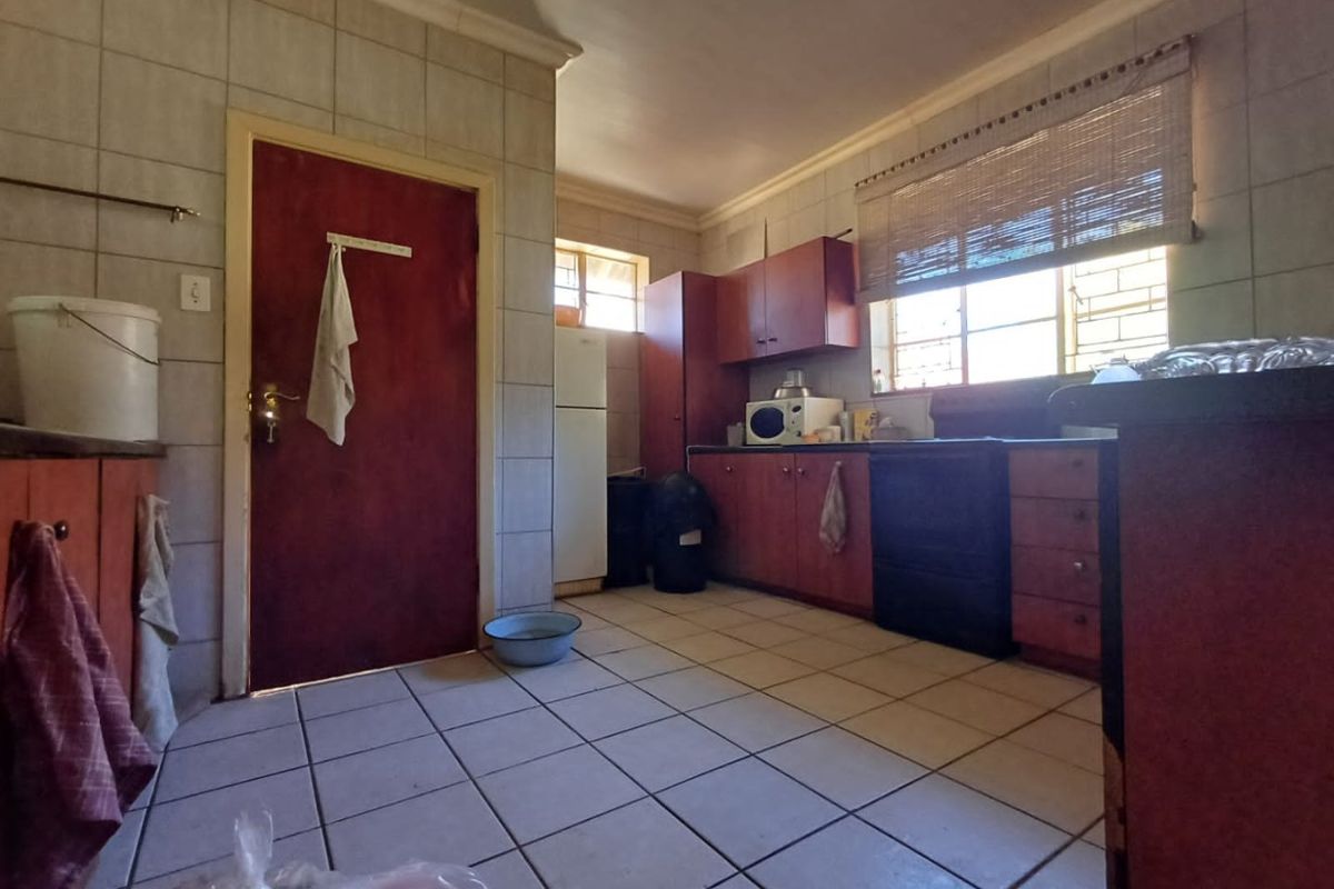 Charming 3 Bedroom Family Home in Stilfontein - Photo 5