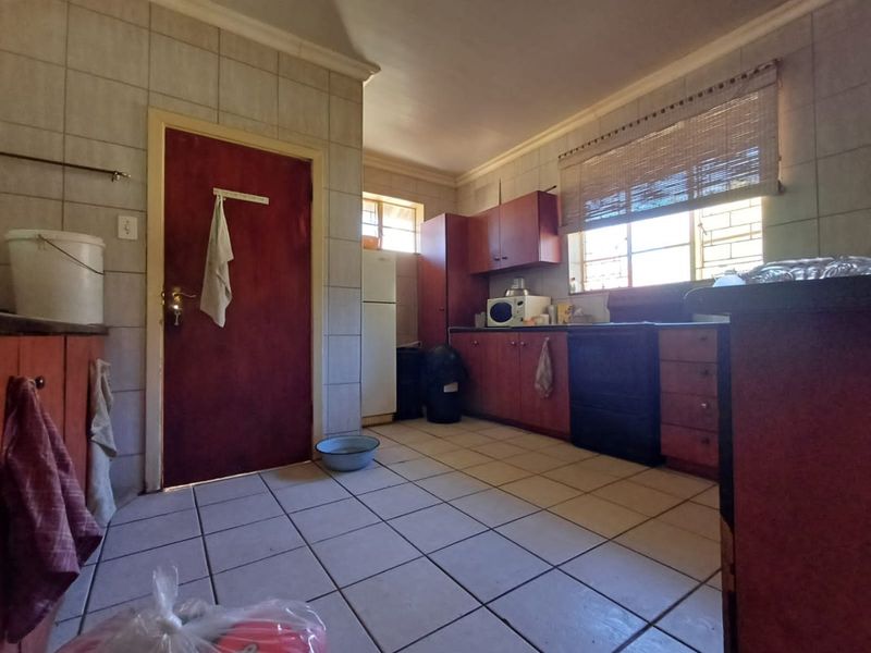 Charming 3 Bedroom Family Home in Stilfontein - Photo 5