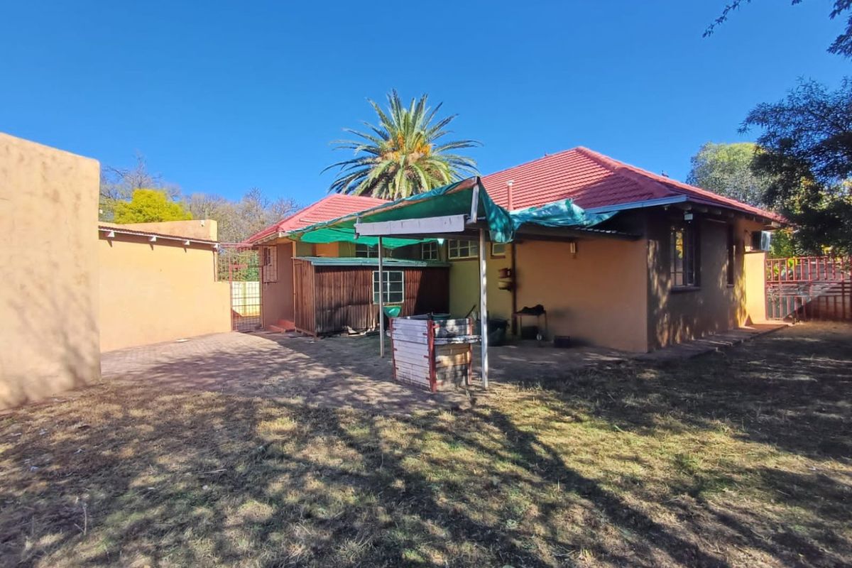 Charming 3 Bedroom Family Home in Stilfontein - Photo 2
