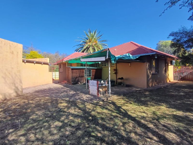 Charming 3 Bedroom Family Home in Stilfontein - Photo 2