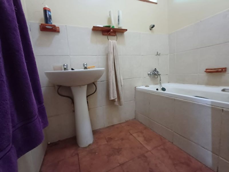Charming 3 Bedroom Family Home in Stilfontein - Photo 10