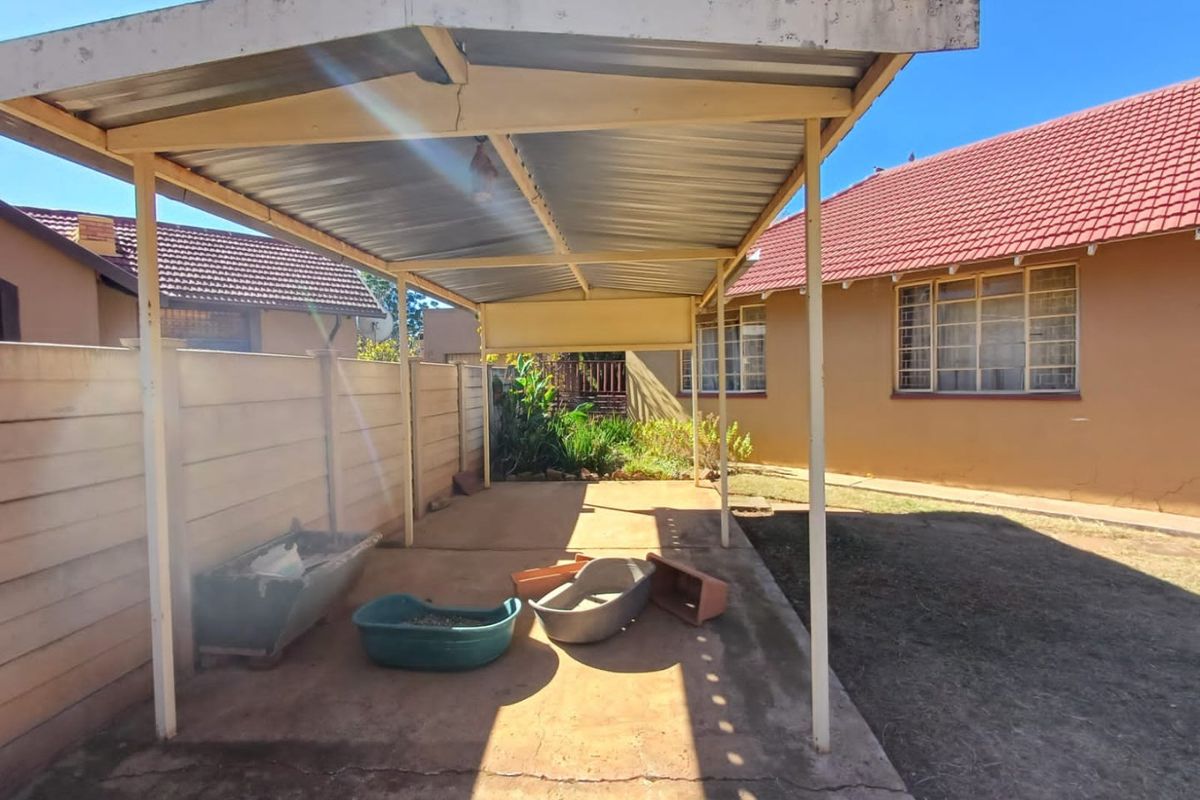 Charming 3 Bedroom Family Home in Stilfontein - Photo 4