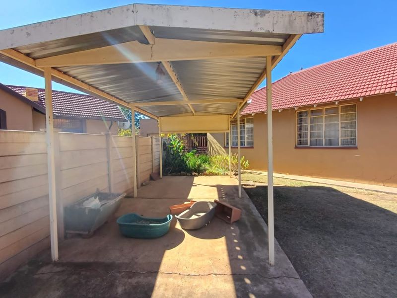 Charming 3 Bedroom Family Home in Stilfontein - Photo 4