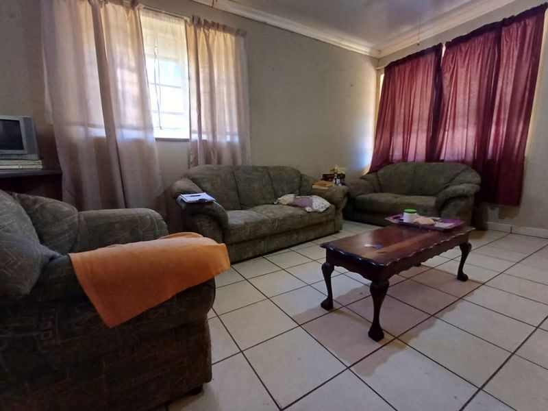 Charming 3 Bedroom Family Home in Stilfontein - Photo 7