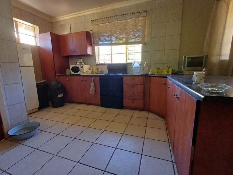 Charming 3 Bedroom Family Home in Stilfontein - Photo 6