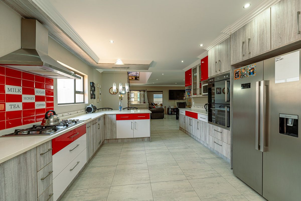 Immaculate family home situated in the upmarket Silver Valley Estate  - Photo 3