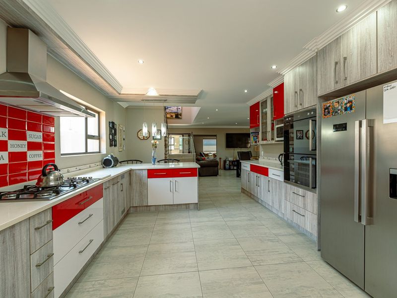 Immaculate family home situated in the upmarket Silver Valley Estate  - Photo 3