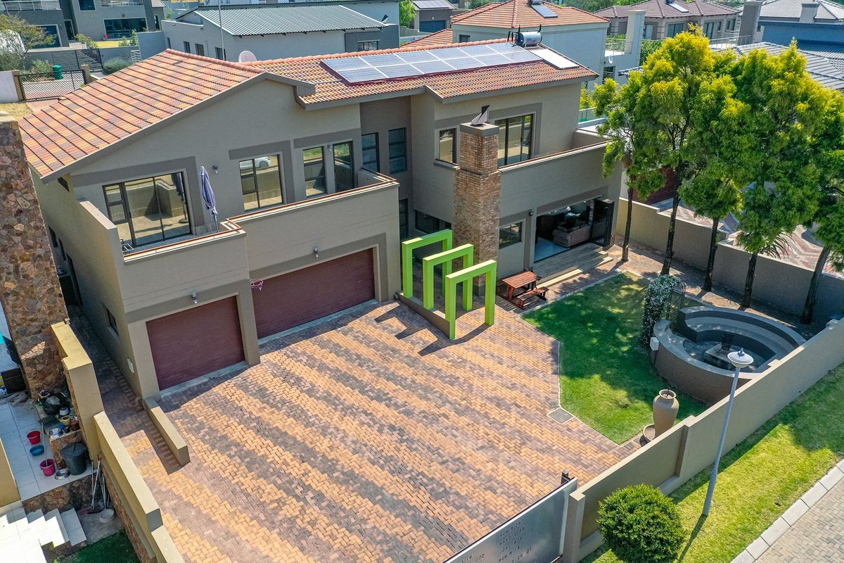 Immaculate family home situated in the upmarket Silver Valley Estate  - Photo 2