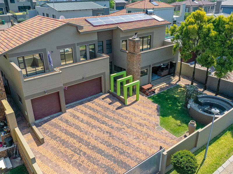 Immaculate family home situated in the upmarket Silver Valley Estate  - Photo 2