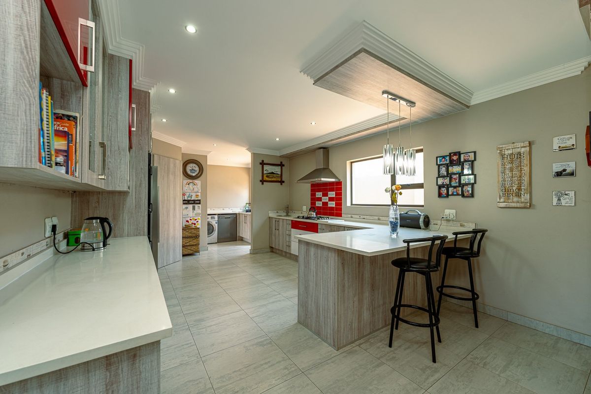 Immaculate family home situated in the upmarket Silver Valley Estate  - Photo 4