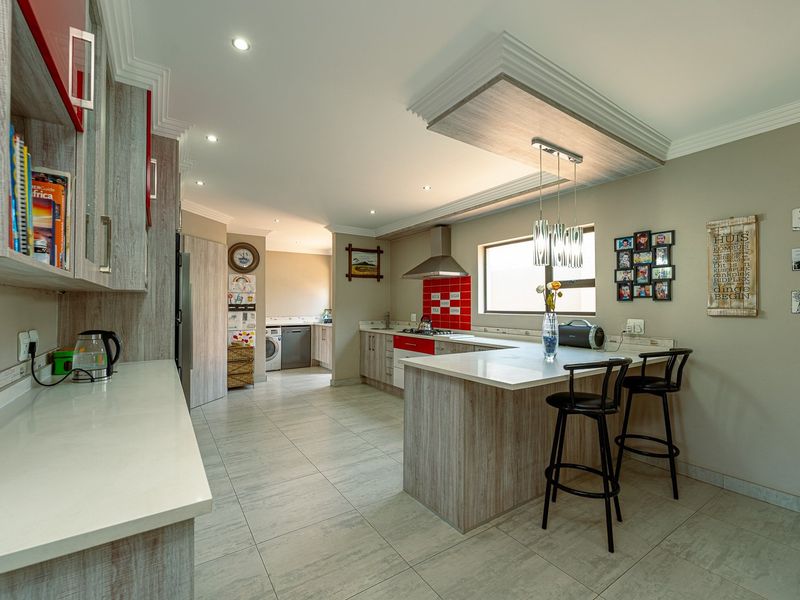 Immaculate family home situated in the upmarket Silver Valley Estate  - Photo 4