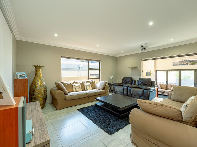 Immaculate family home situated in the upmarket Silver Valley Estate  - Photo 9
