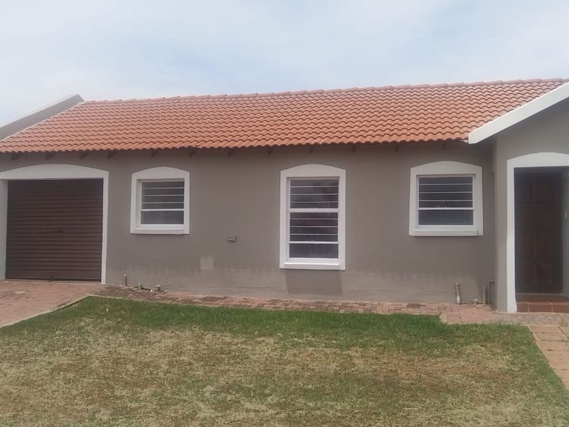 Secured House - Own Garden - Photo 4