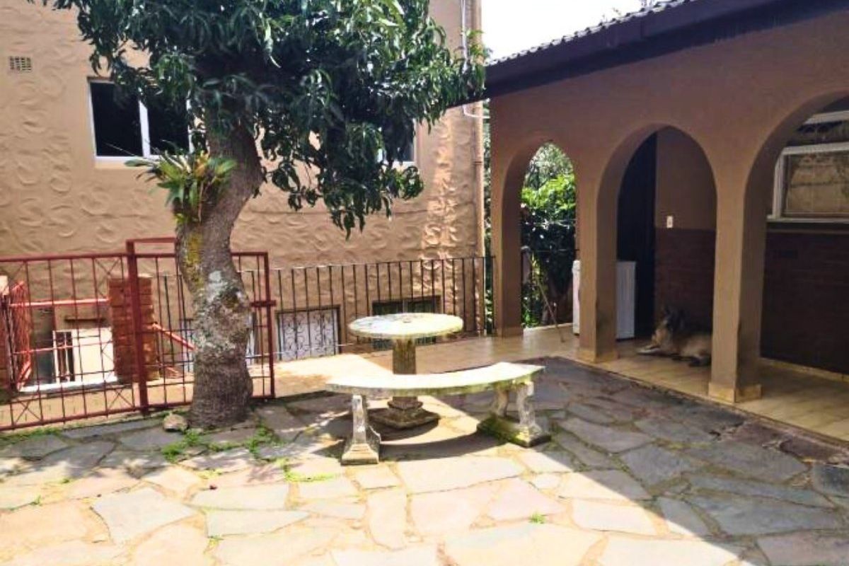 Investor’s Dream: Multi-Unit Property with High Rental Yield in Prime Location - Photo 2