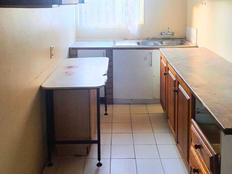 Investor’s Dream: Multi-Unit Property with High Rental Yield in Prime Location - Photo 6