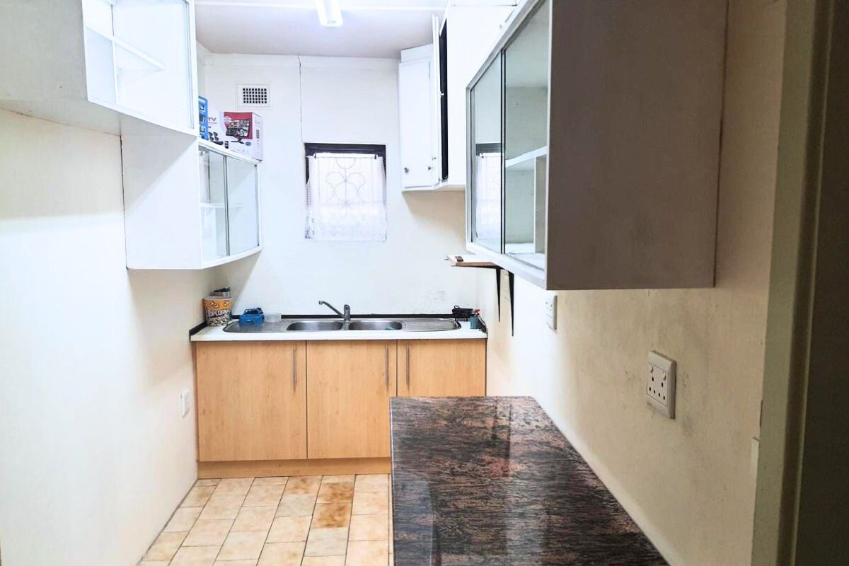 Investor’s Dream: Multi-Unit Property with High Rental Yield in Prime Location - Photo 4