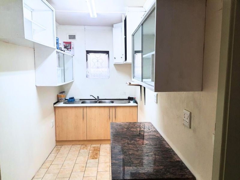 Investor’s Dream: Multi-Unit Property with High Rental Yield in Prime Location - Photo 4