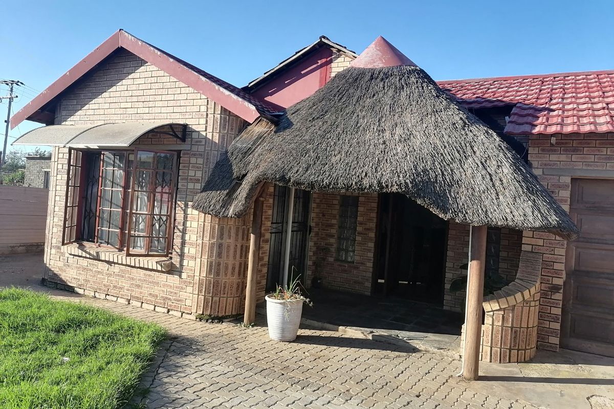 Beautiful Renovated 3 bedroom family home for Sale in Freedom Square, Bloemfontein - Photo 2